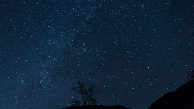 Проекция звездного неба на потолок в интерьере дома